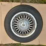 Opona plus felga aluminiowa.