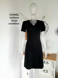 Chanel czarna sukienka z krótkimi rękawami