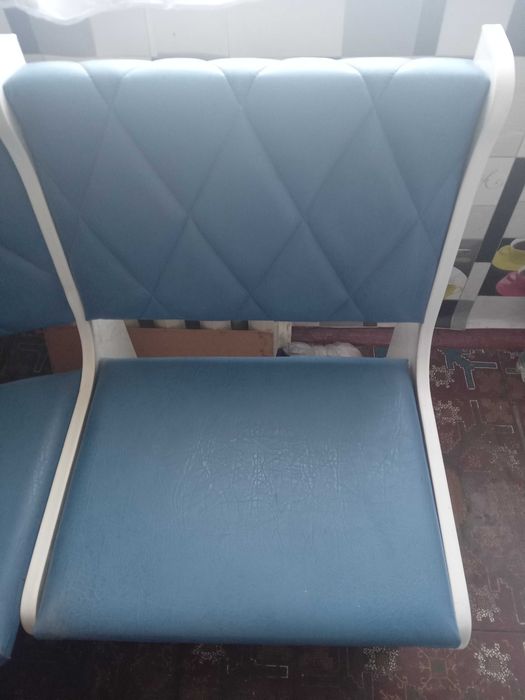 Продаю мягкий уголок на кухню, стол, два пуфика.