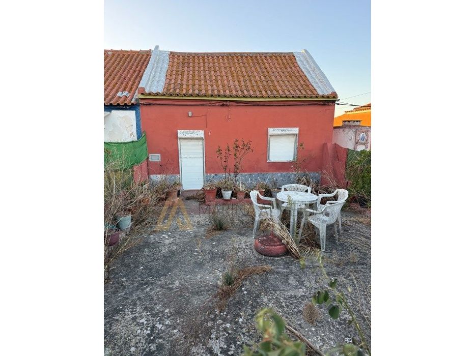 Casa térrea com 3 assoalhadas, vista Rio e logradouro para reabilit...