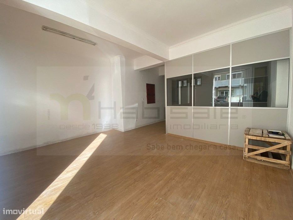 Armazém para arrendar em Massamá