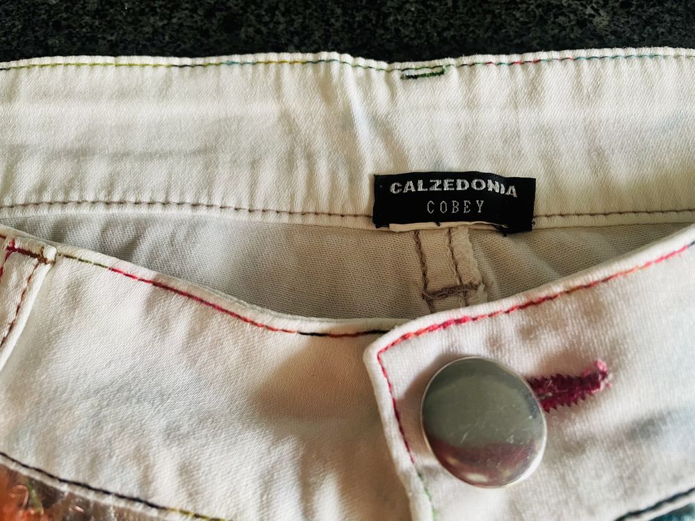 Kolorowe krótkie spodenki marki Calzedonia