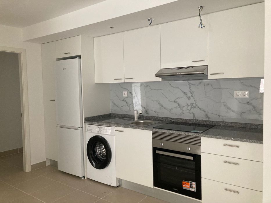 Alugo T2 novo Aradas, próximo Glicinias