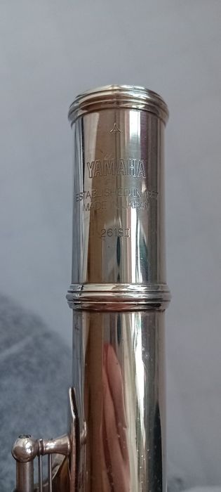 Flet poprzeczny yamaha z otwartymi klapami