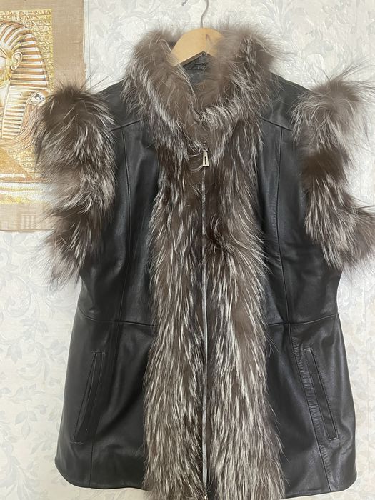 Кожанная жилетка,натуральный мех ( чернобурка).Одета один раз