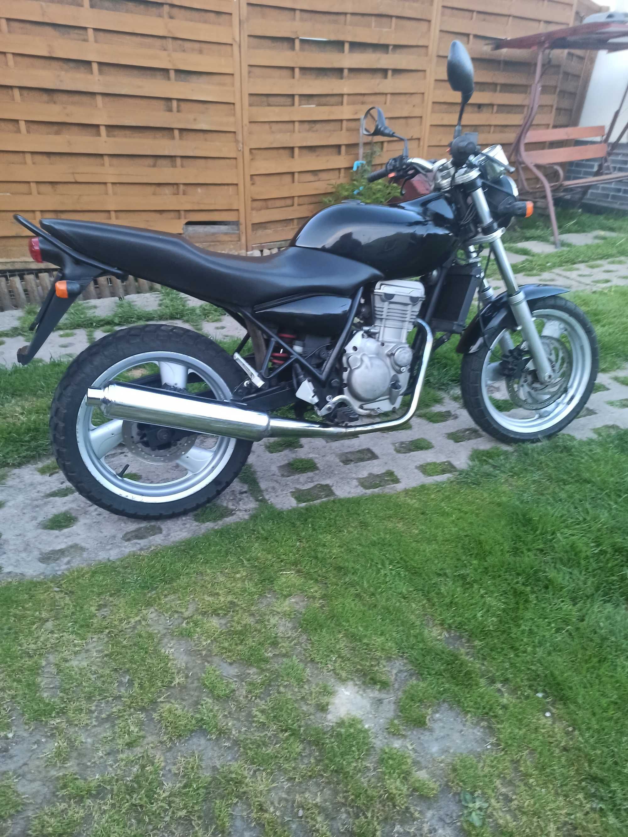 MZ RT 125 4T Pali na dotyk.