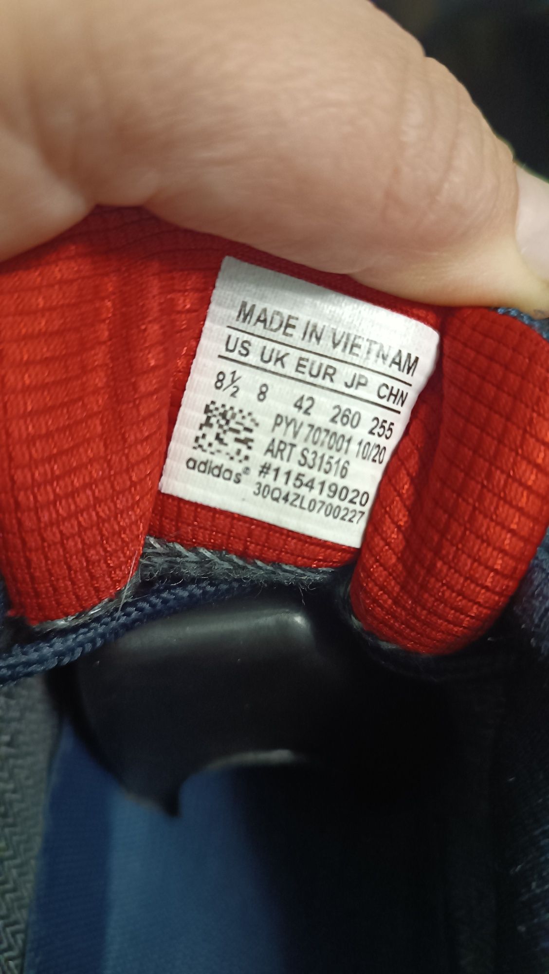 Кросівки унісекс від Adidas.