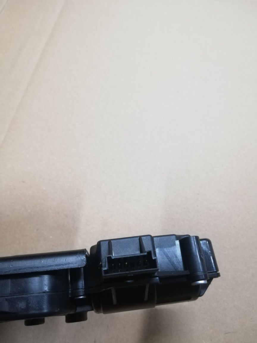 Rygiel dociąg zamek klapy pokrywy bagażnika Ford Focus mk2 CC kabrio