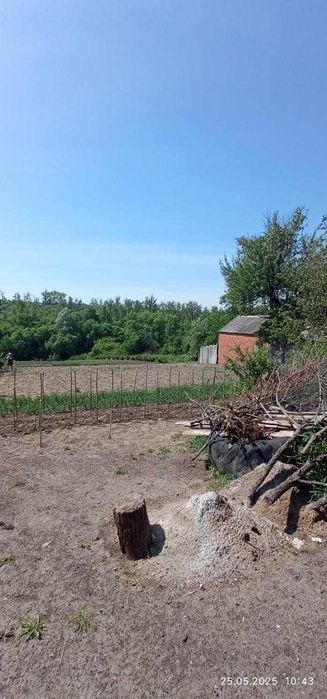 Продам цегляну окрему половину будинку в Золочеві під ваш ремонт.