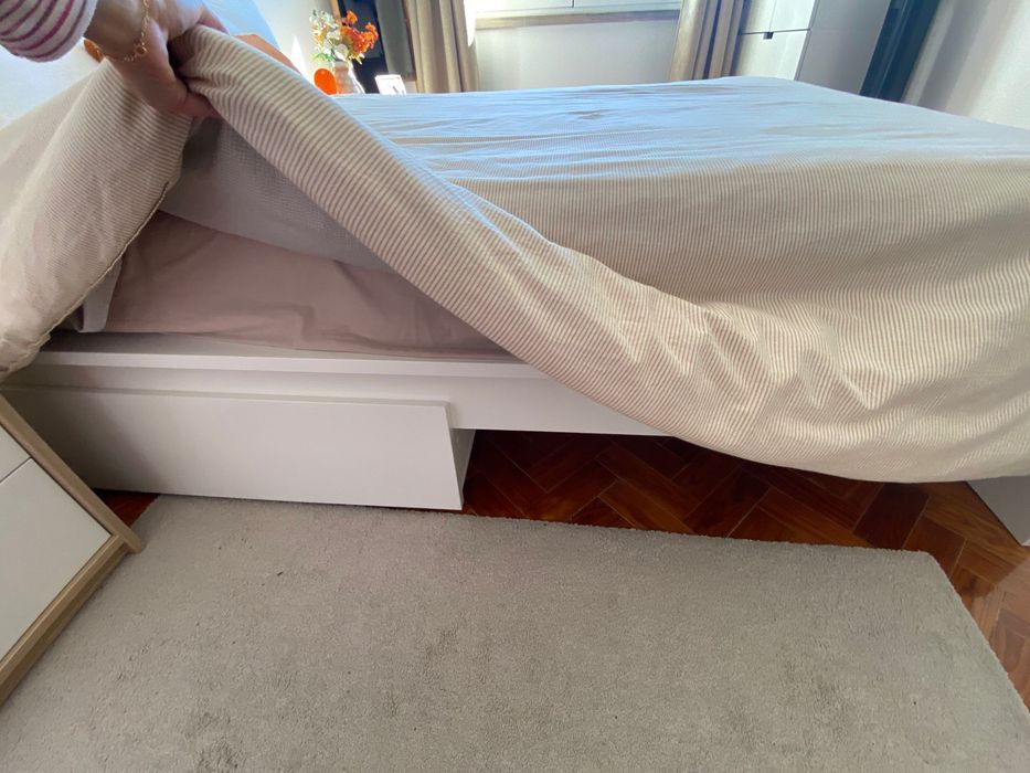Cama Ikea Malm com 2 gavetas com rodas