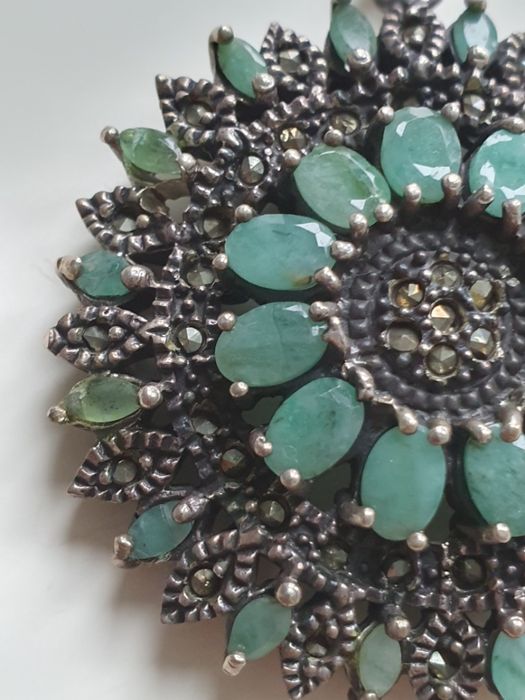 Pendente em prata, marcasites e esmeraldas