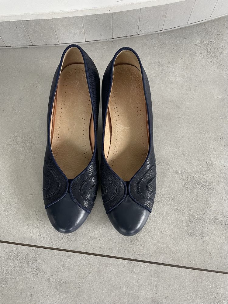 Buty eleganckie czółenka granatowe roz.41 skora