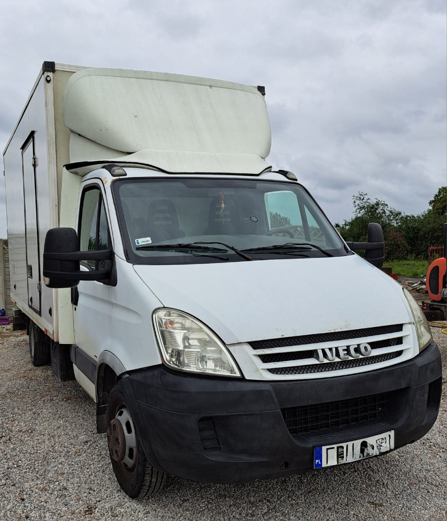 Iveco Daily kontener drzwi + winda 1000kg