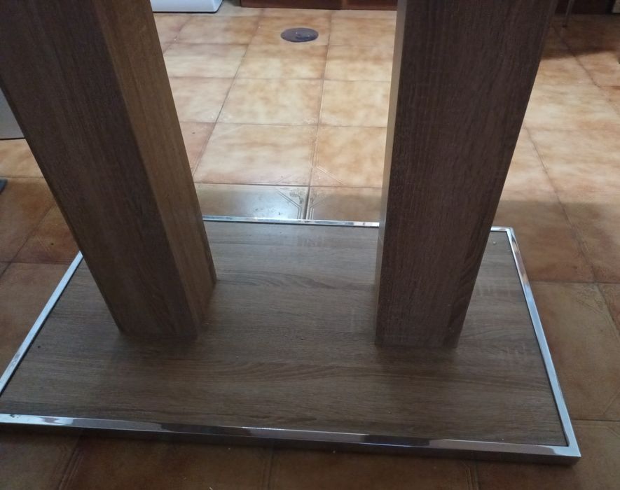Mesa de sala de jantar, kitnet ou cozinha.