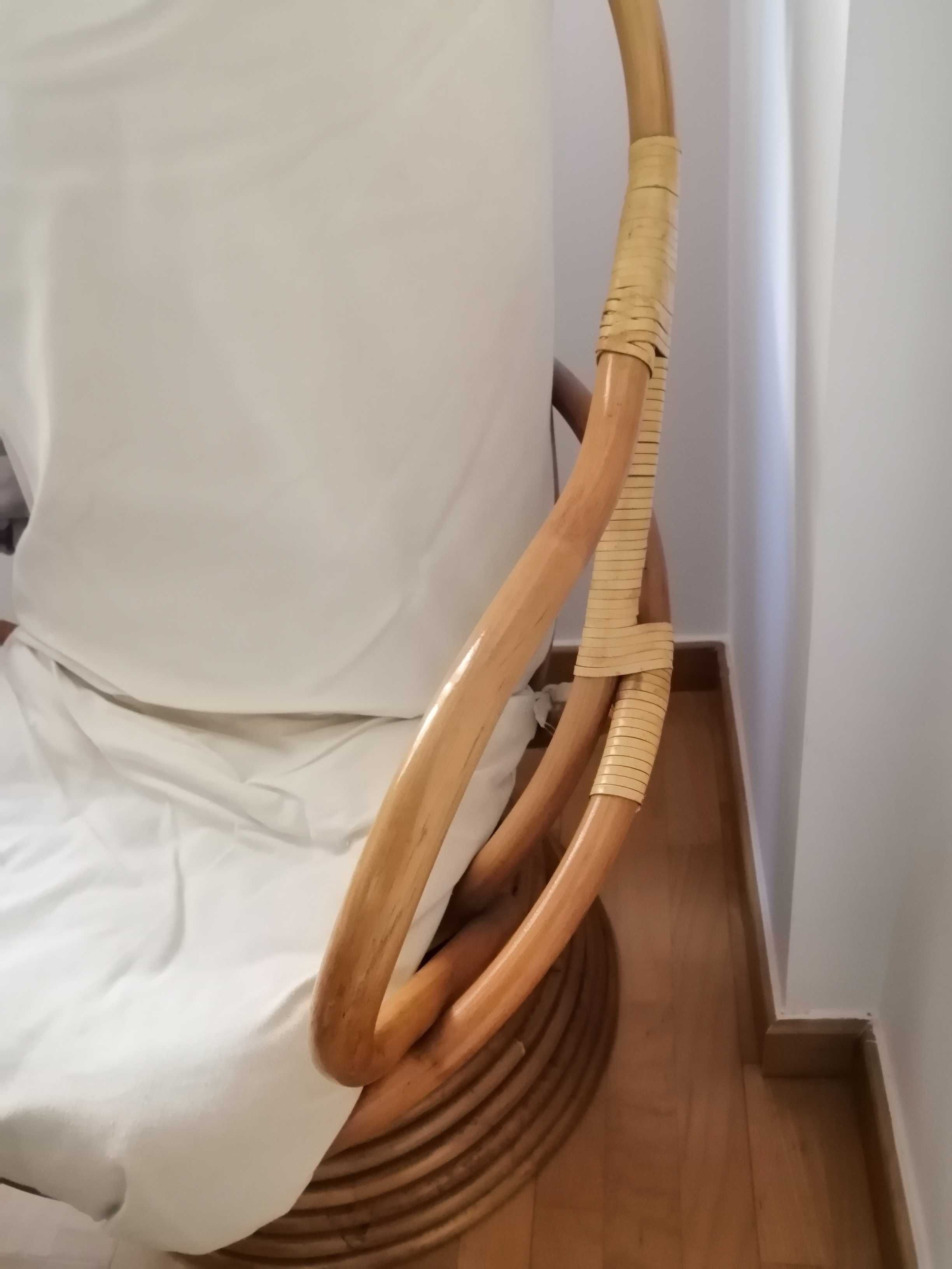 Cadeira baloiço almofadada em bambu