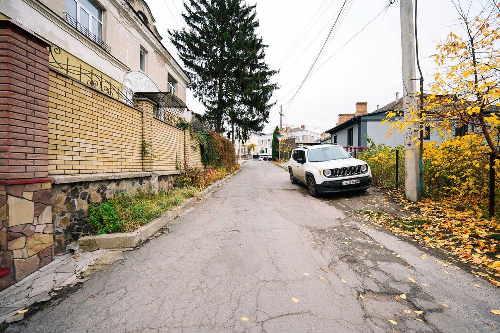 Простора дворівнева квартира в центрі!