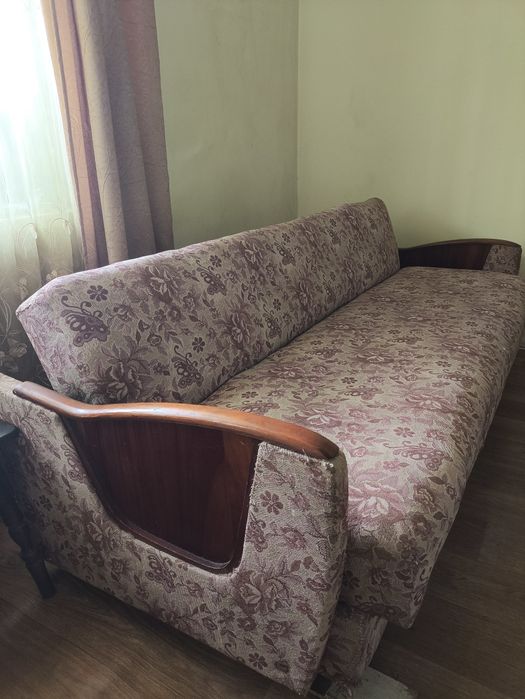 Диван в гарному стані