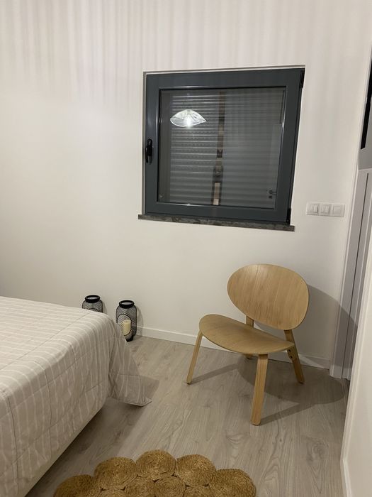 Cadeira em madeira clara de designer