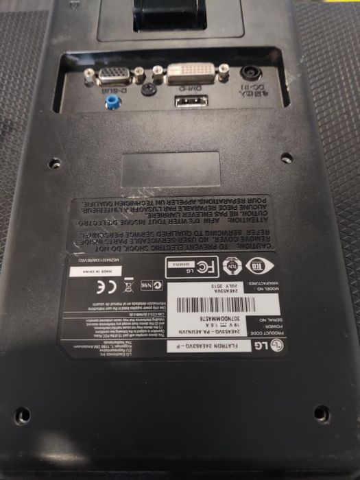 Monitor LG com cabo carregador e a funcionar