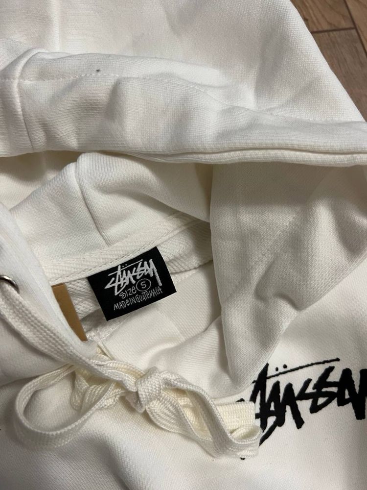 Biala bluza z kapturem Stüssy