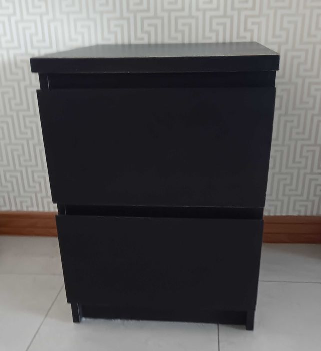 Vende-se mesa de cabeceira Malm