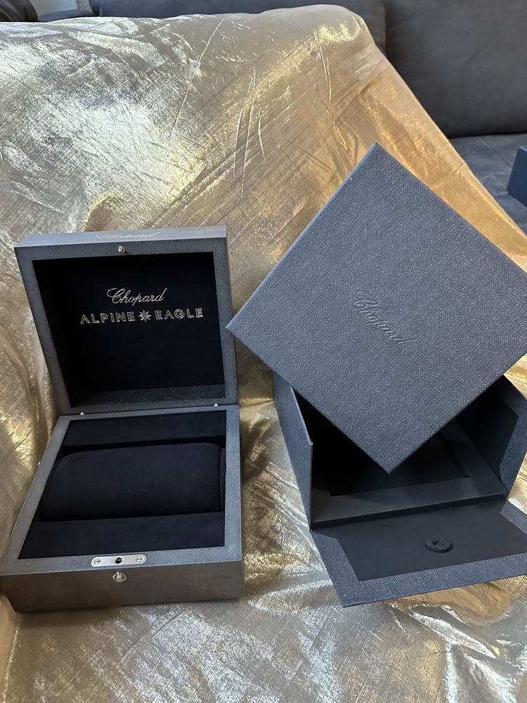 Коробка Chopard часовая.