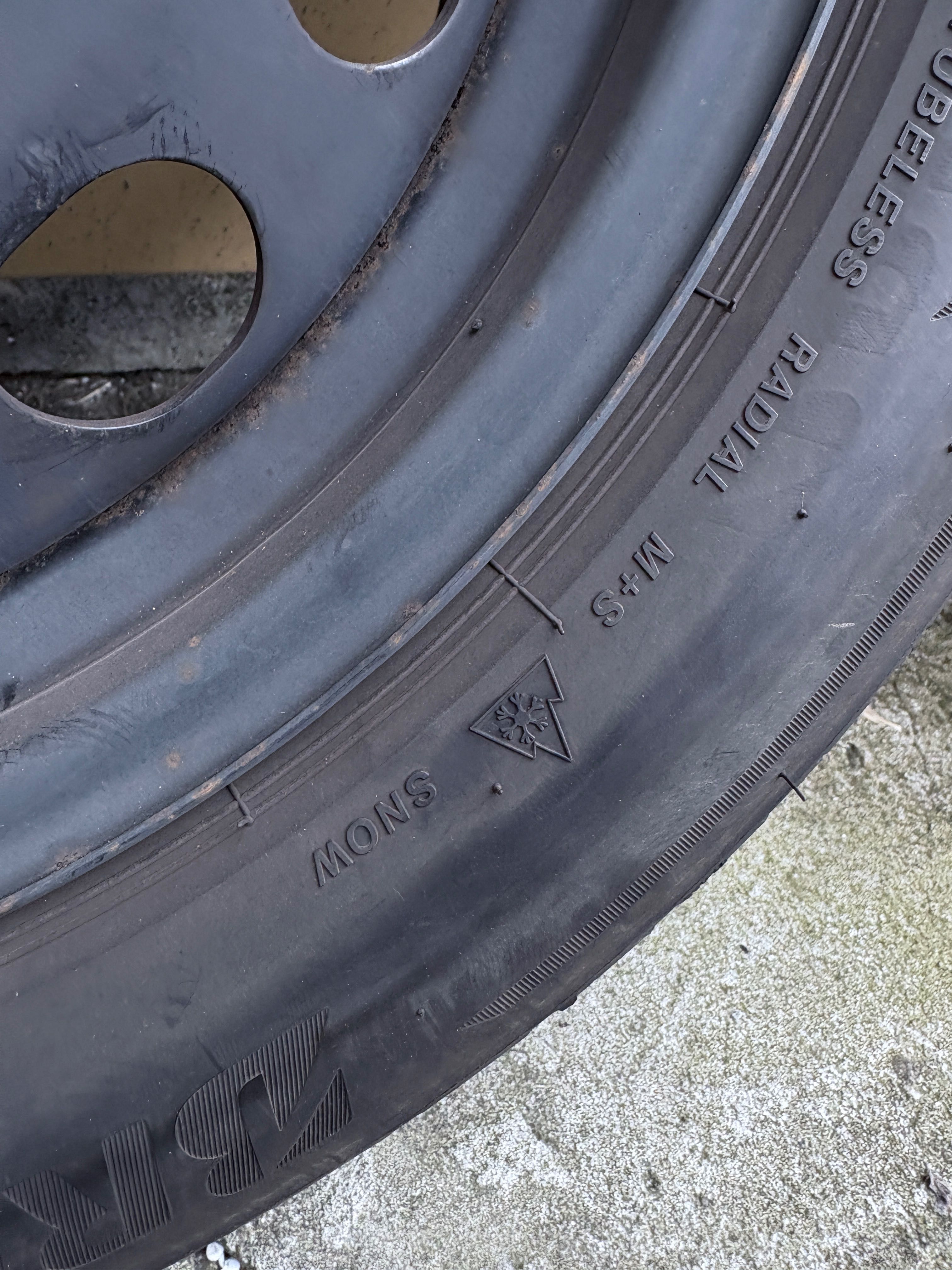 Opony Zimowe Bridgestone 205/60 R16 Blizzak LM005 + Felgi stalowe