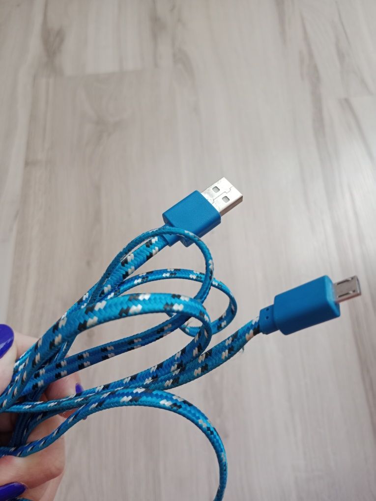 Niebieski kabel USB sznurek