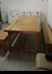 Mesa de madeira e bancos