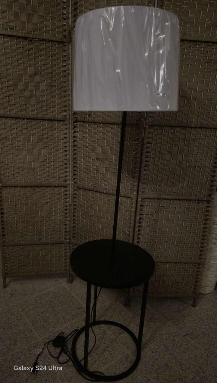 Candeiro com mesa de suporte
