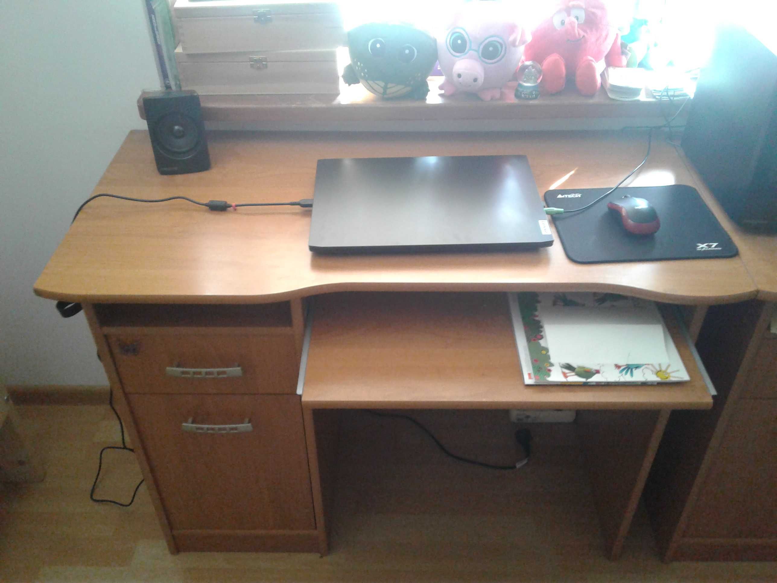 Biurko z podkładka na klawiaturę