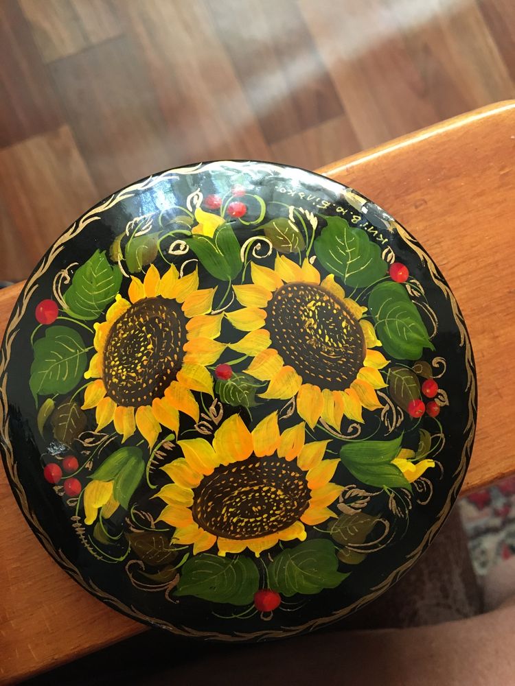 Продам лаковую шкатулку в стиле палех.