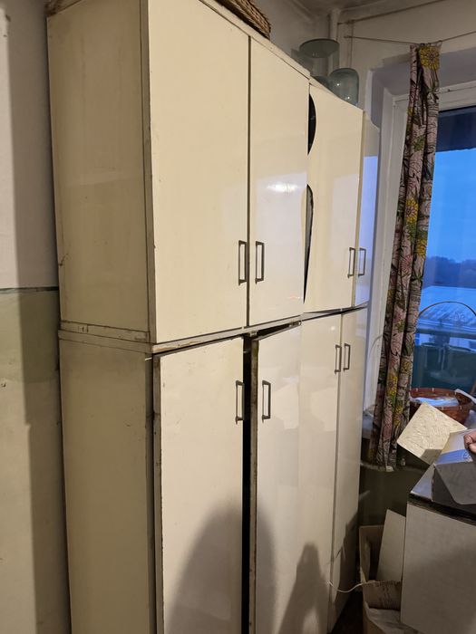 Кухонні тумби та стіл