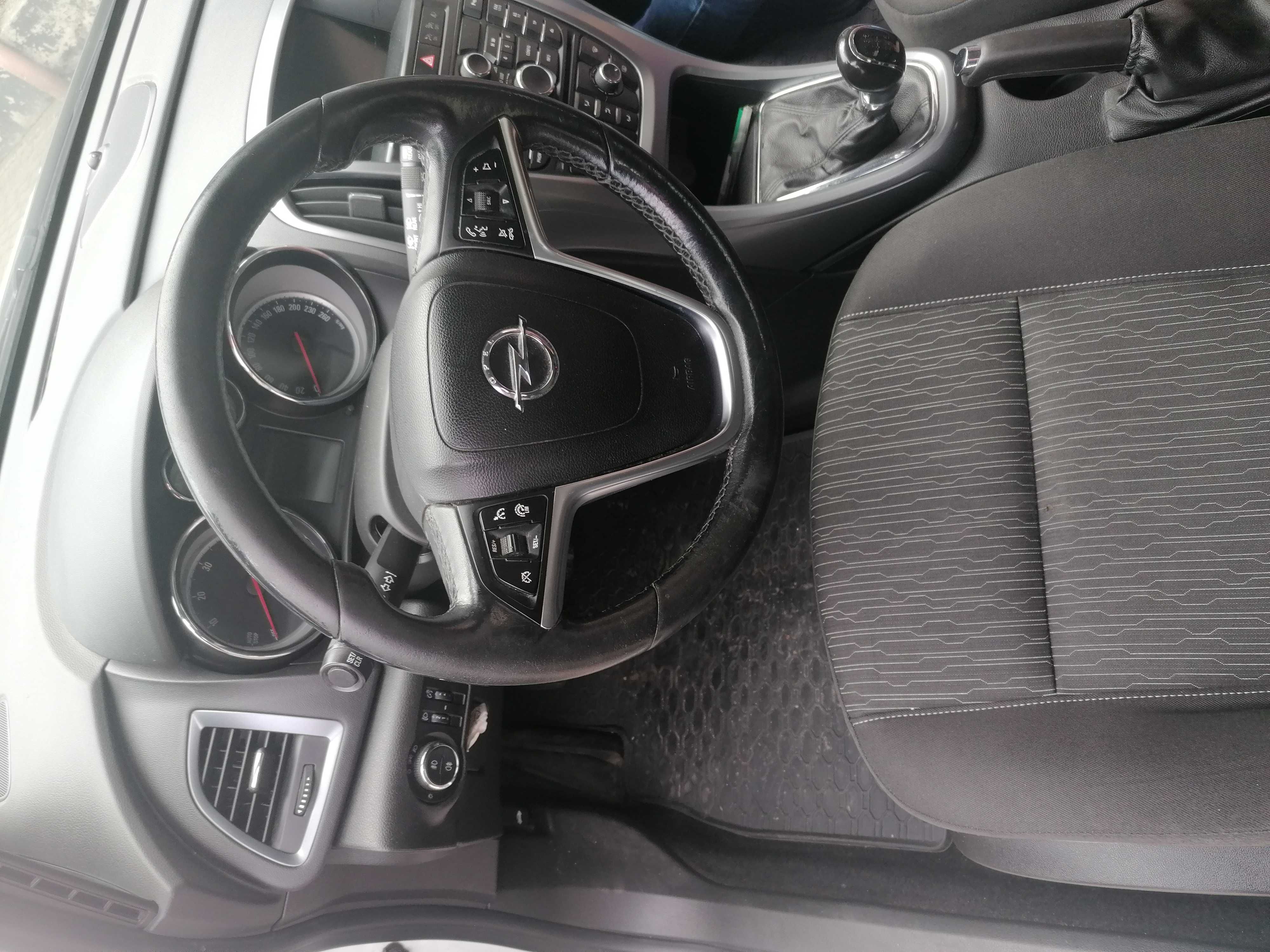 Opel Astra Krajowa z Salonu 2015