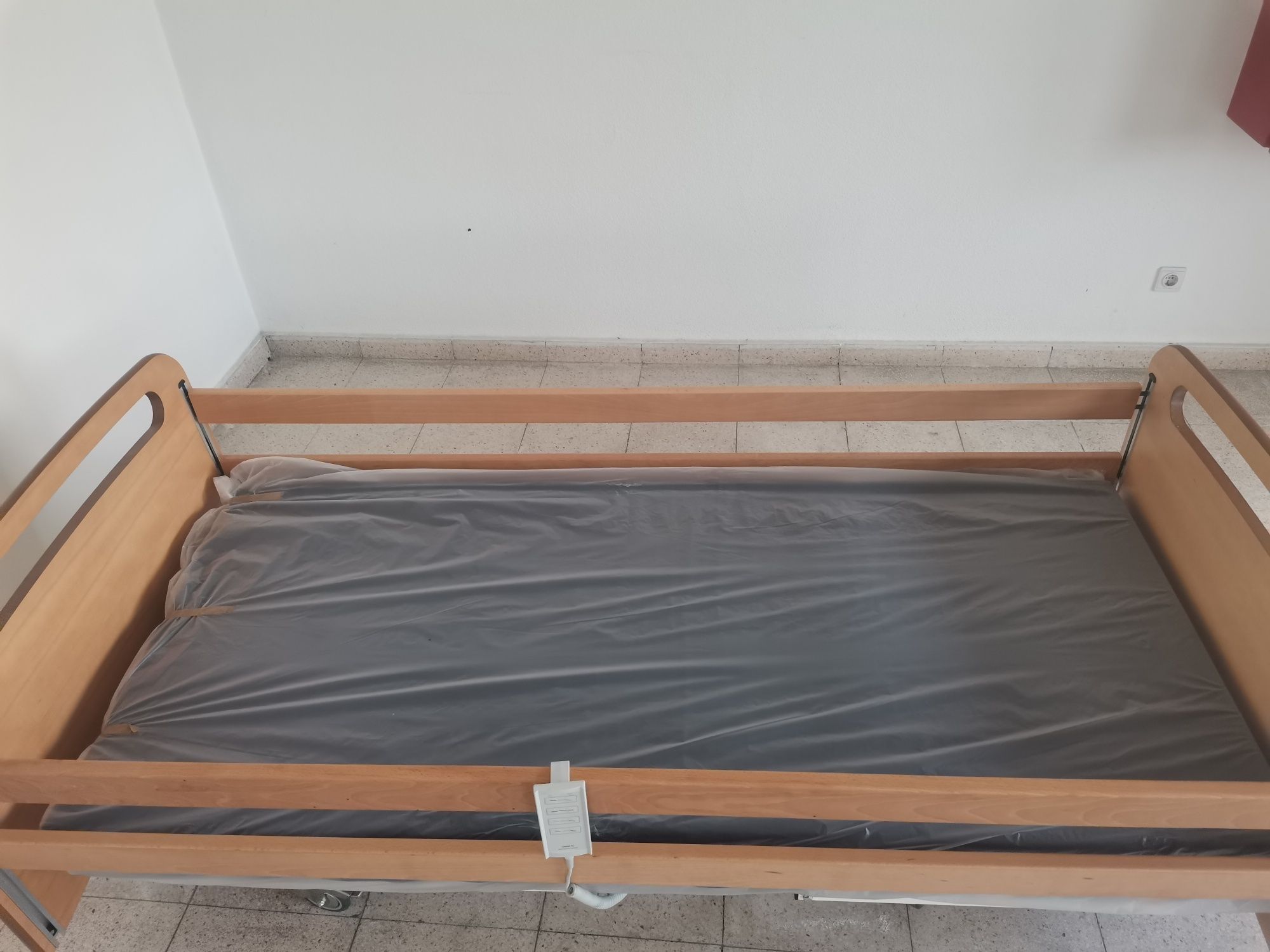 Cama eléctrica com colchão incluído. NOVA A ESTREAR