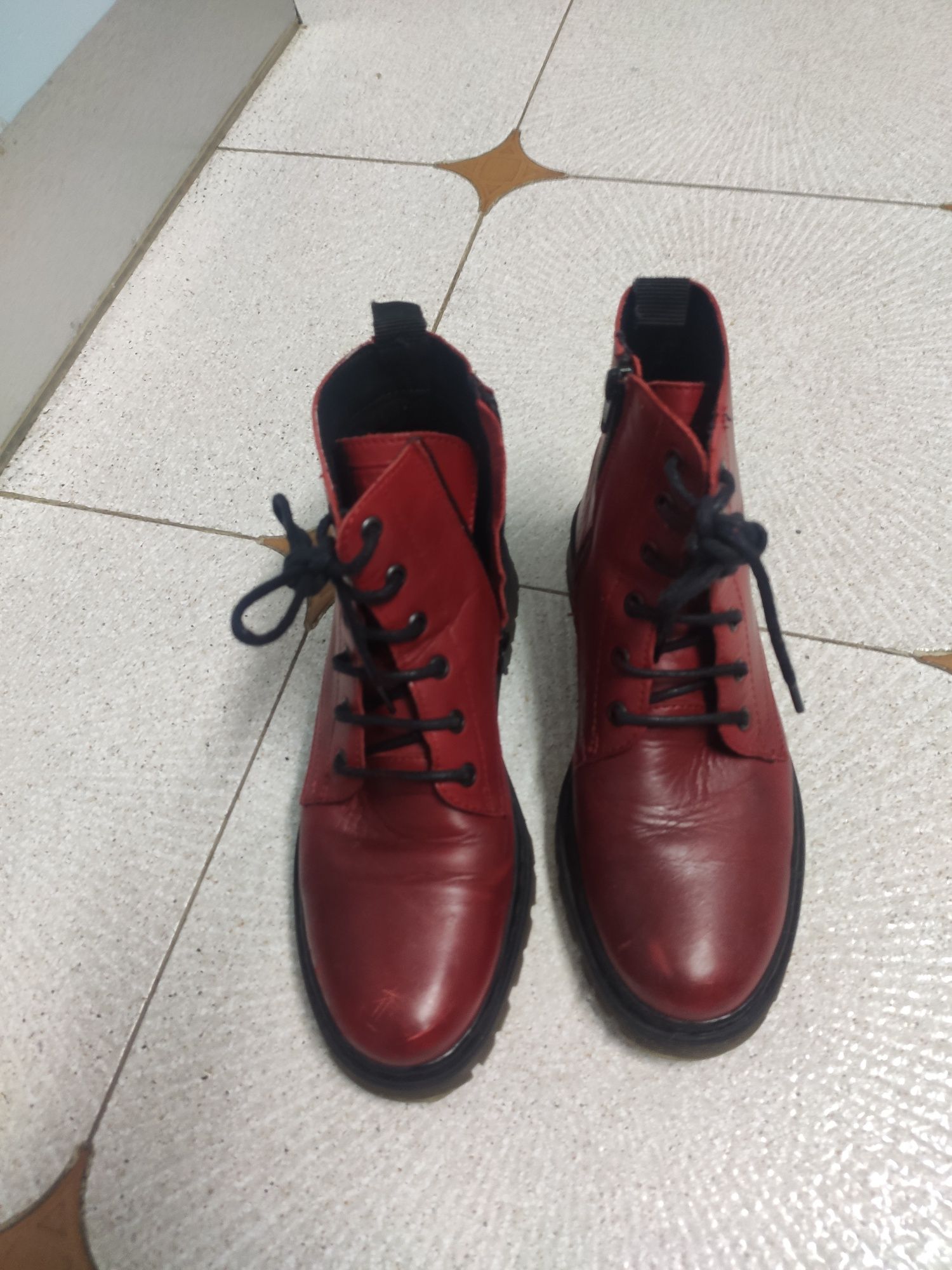 Botas vermelhas  com atacadores n 38 - 30€ e fecho novas