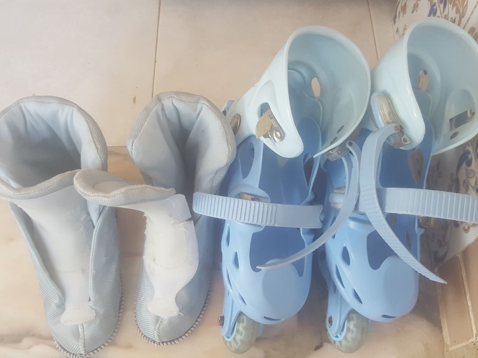 Par  de  patins  em linha  para  crianças  e  também  adolescentes