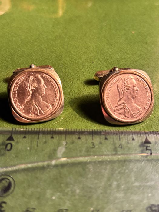 Zabytkowe spinki do mankietów z wizerunkiem cesarzowej Marii Teresy.