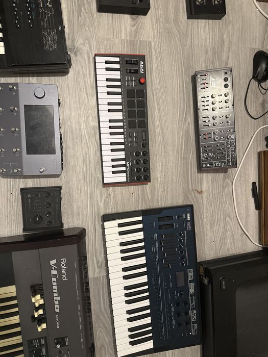 Музыкальные инструменты, пишите насчет любого с фото