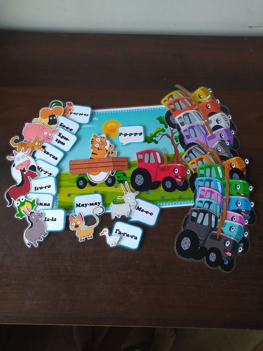 Синій трактор на липучках.