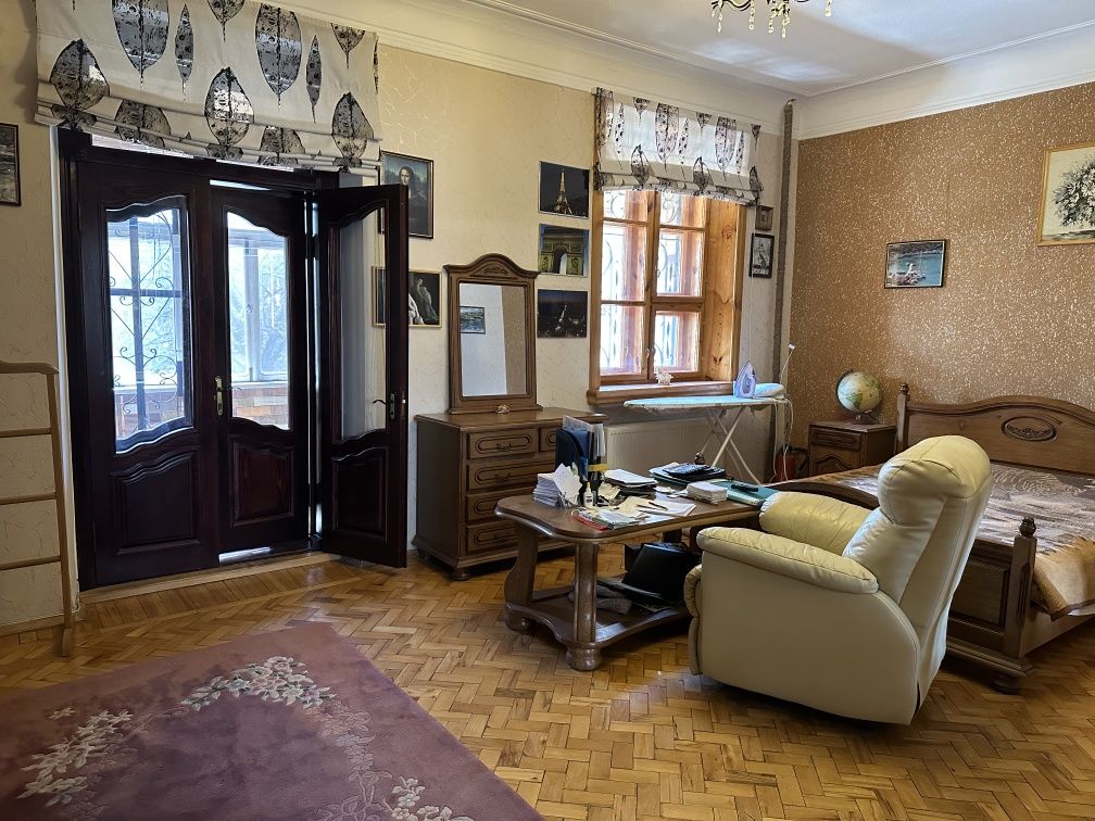 Продам 3х к. кв. сталинку, с гаражом, ул. Декабристов, городок Сказка