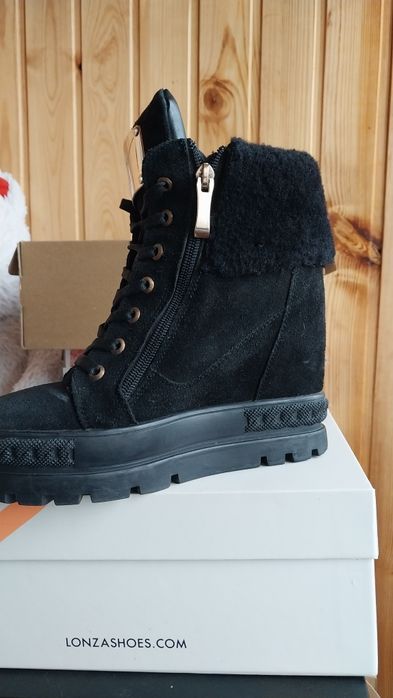 Продам женские зимние кожаные ботинки на танкетке Lonza