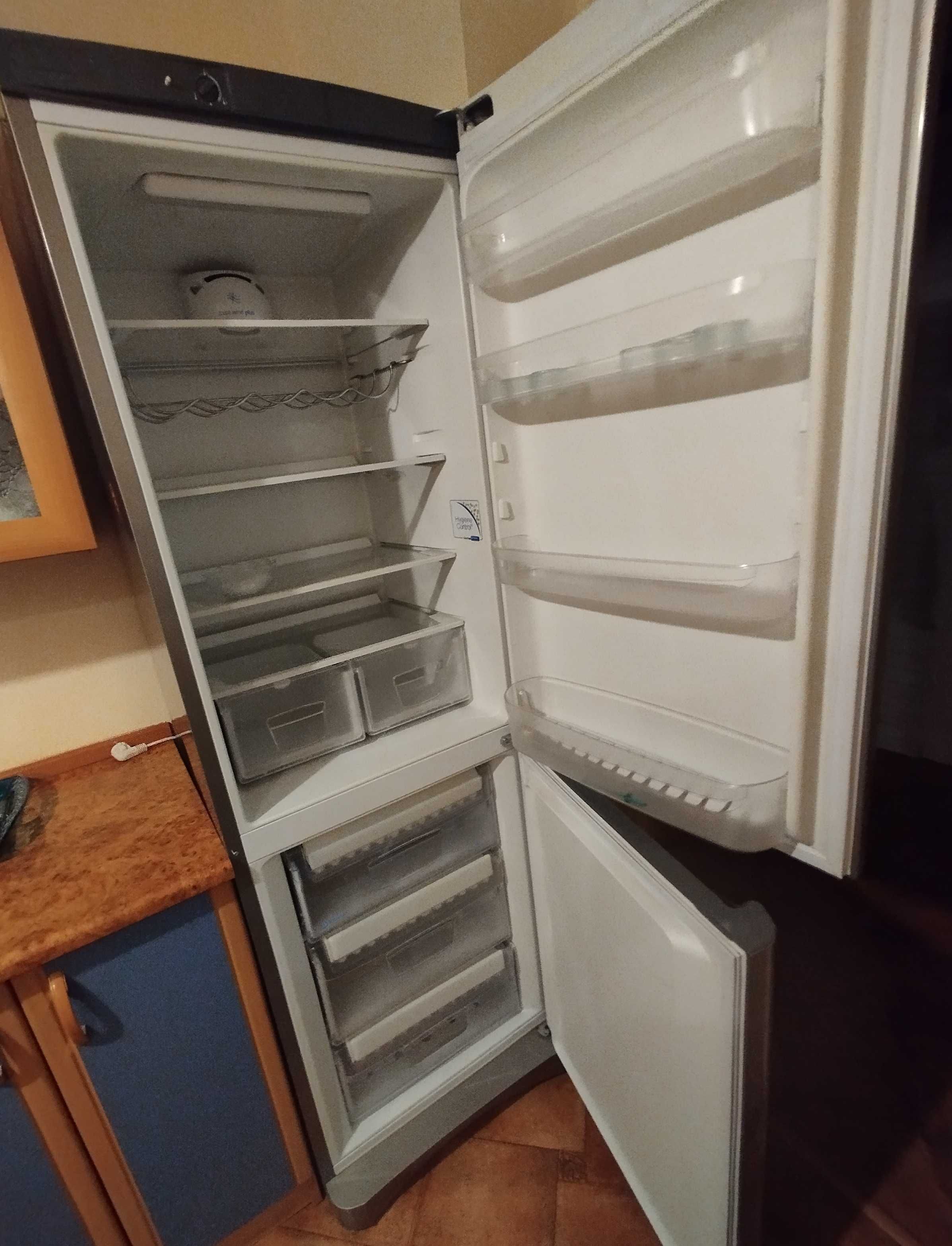 Sprzedam lodówkę INDESIT, silnik działający ale nie chłodzi.