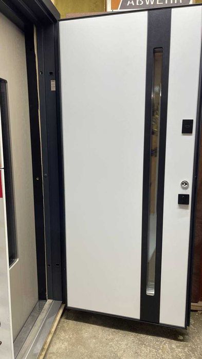 Якісні вхідні двері Abwehr 506 - RAL 7021T : в наявності