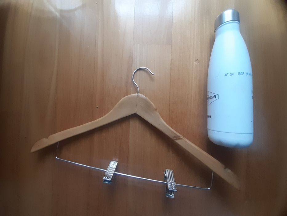 Drewniany wieszak metalowy bidon/ termos