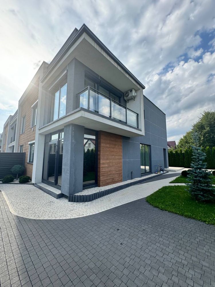 Продаж котеджу з дизайнерським ремонтом в Зубрі