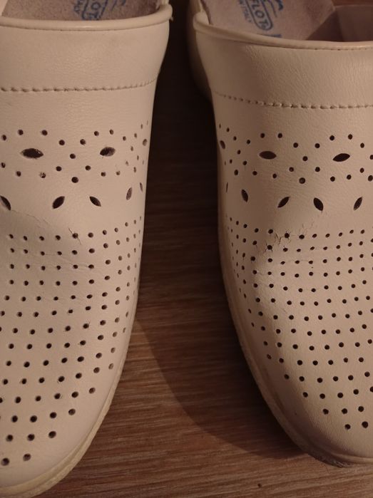 Закриті шльопанці