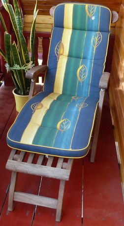 Fotel, leżak wykonany z drewna teakowego.