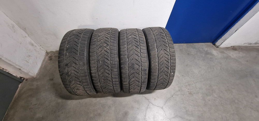 Komplet opon zimowych Vredestein 235/45 r18 98v M+S