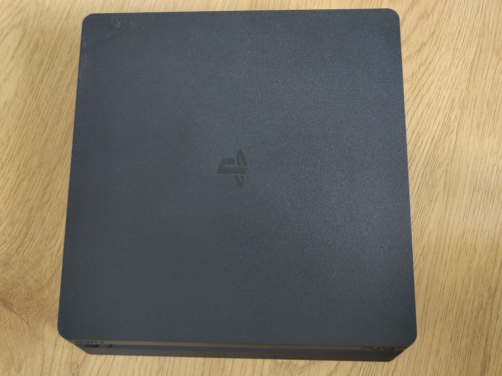 PS4 slim z dyskiem SSD 2 pady i gra